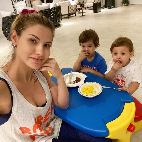 Andressa Suita reagiu com bom-humor ao elogio de fã sobre seu pé