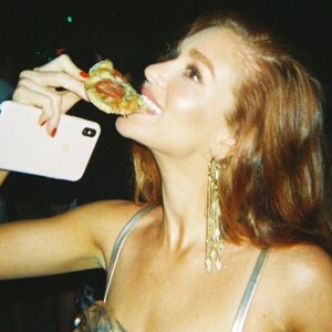 Marina Ruy Barbosa comeu pizza no instervalo do Super Bowl