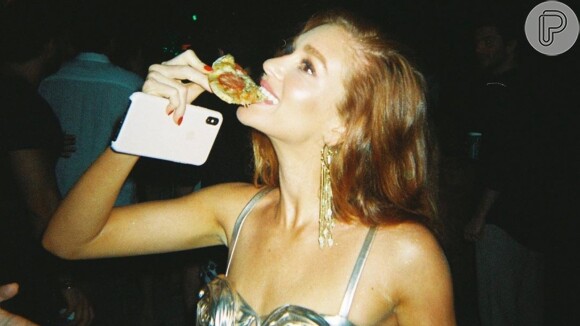 Marina Ruy Barbosa comeu pizza no instervalo do Super Bowl
