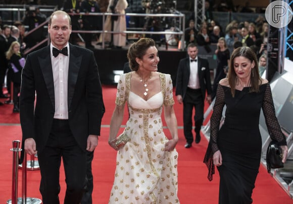 Kate Middleton combina bolsa dourada com look em premiação com Príncipe William neste domingo, dia 02 de fevereiro de 2020