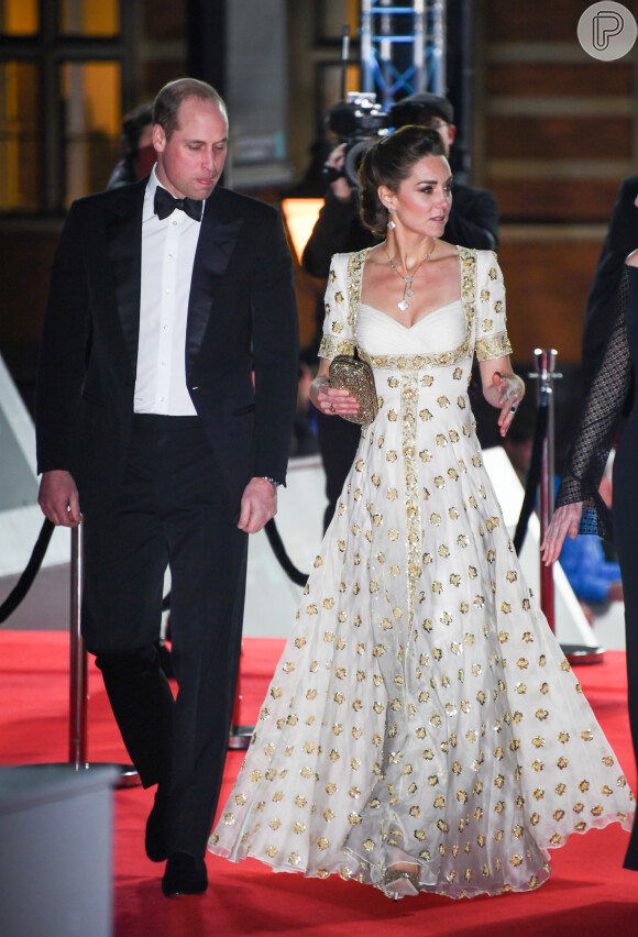 Kate Middleton elege vestido com decote coração para premiação com Príncipe William neste domingo, dia 02 de fevereiro de 2020
