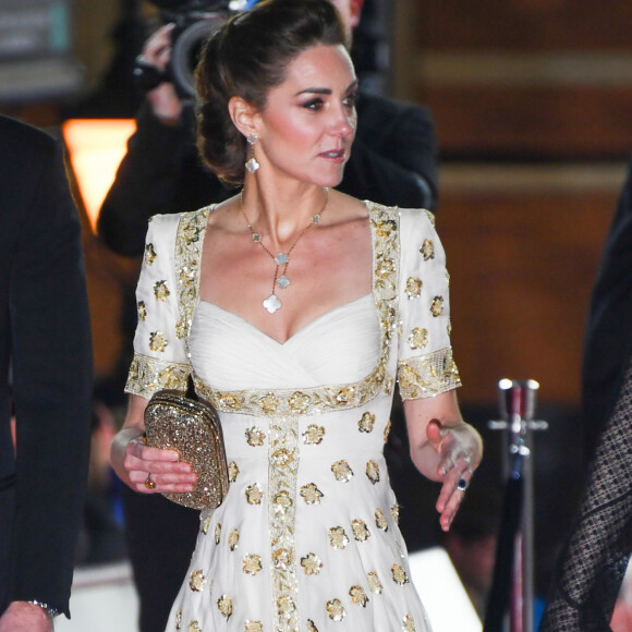 Kate Middleton elege vestido com decote coração para premiação com Príncipe William neste domingo, dia 02 de fevereiro de 2020