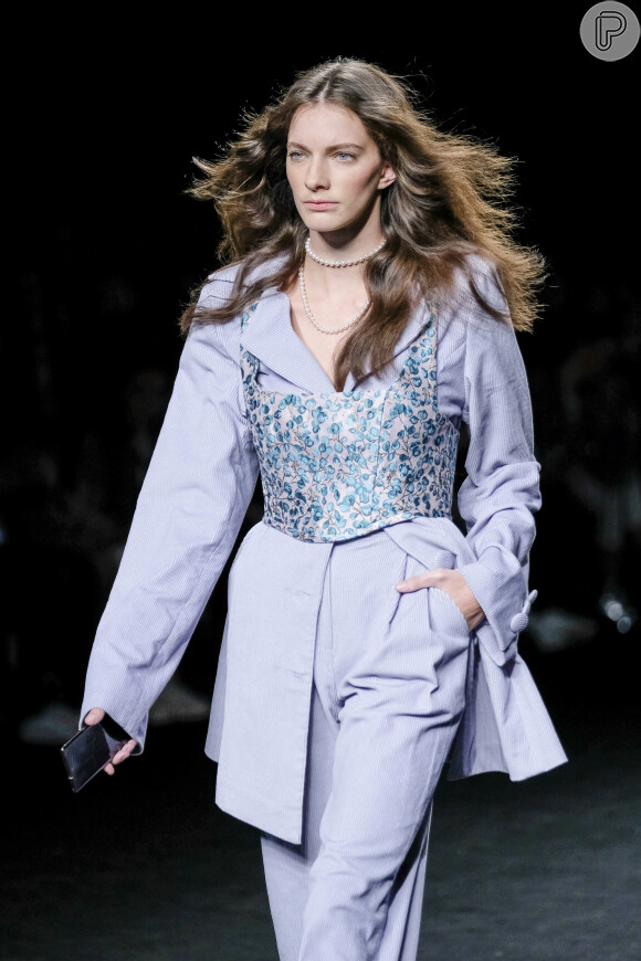 Dica de moda: top por cima da roupa promete valorizar o visual como no desfile da Anel Yaos no Madrid Fashion Week