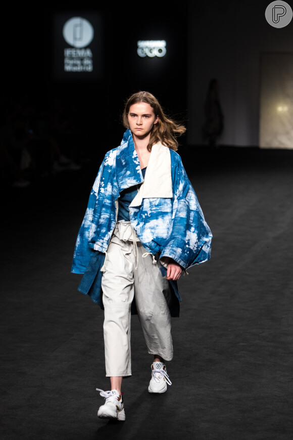 Dica de moda: casaco oversized é uma ideia para transformar o seu look em passarela como no desfile Samsung EGO do Madrid Fashion Week
