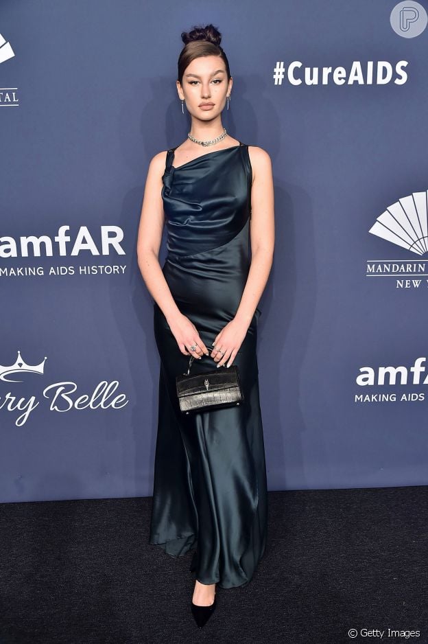 Moda de luxo! Slip dress é a aposta de Mae McKagan para Baile da amfAR nesta quarta-feira, dia 05 de fevereiro de 2020