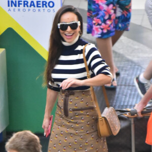 Sabrina Sato esbanja simpatia em aeroporto de São Paulo