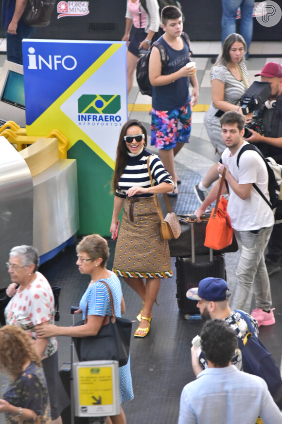 Sabrina Sato esbanja simpatia em aeroporto de São Paulo