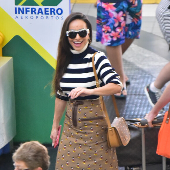 Sabrina Sato esbanja simpatia em aeroporto de São Paulo