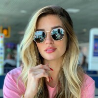 Ex-BBB Aline Gotschalg, de lingerie, responde às críticas por corpo: 'Saudável'