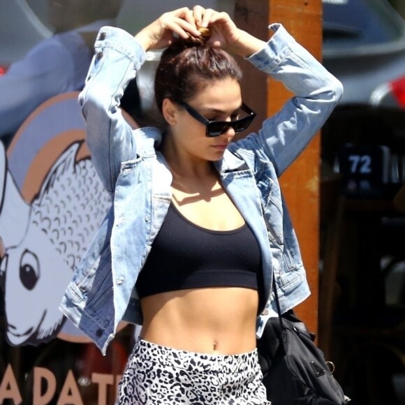 Isis Valverde mantém a boa forma com musculação e aulas de ioga