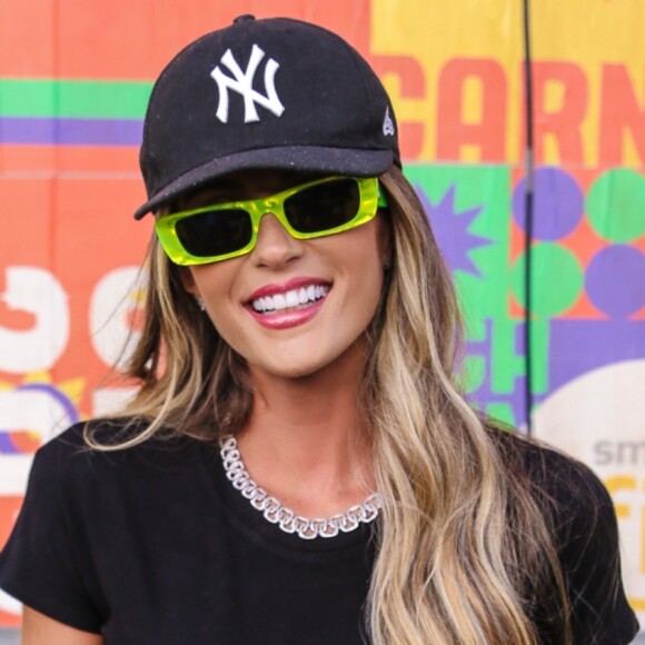 Ex-BBB Aline Gotschalg marcou presença no CarnaUol, no Jockey Club, em São Paulo, neste sábado, 8 de fevereiro de 2020