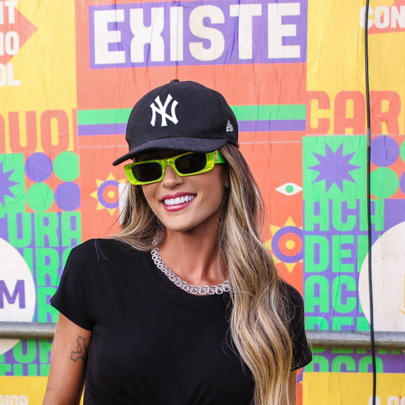 Aline Gotschalg caprichou no look: a ex-BBB usou boné e esculos de sol estiloso