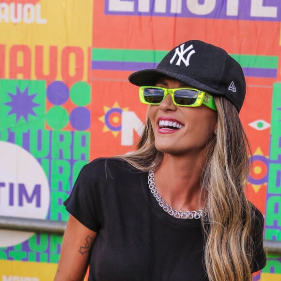 Corpo da ex-BBB Aline Gotschalg chamou atenção em look despojado