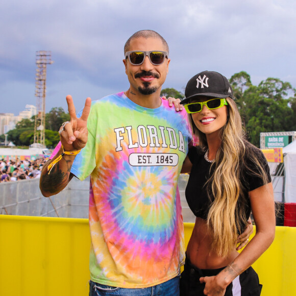 Ex-BBB Aline Gotschalg posou com marido, Fernando Medeiros, em bastidor de festival