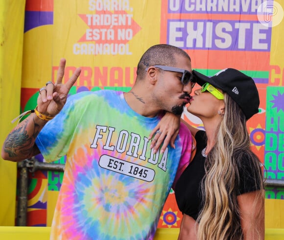 Ex-BBB Aline Gotschalg deu um beijo no marido, Fernando Medeiros, em bastidor de evento