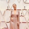 Brie Larson usou um look Celine com capa no Oscar 2020