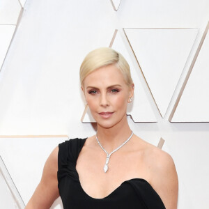 Charlize Theron usou um pretinho nada básico da Dior no Oscar 2020