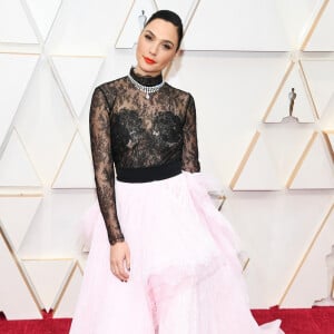 Gal Gadot misturou renda, transparência e saia volumosa num look Givenchy para ir ao Oscar 2020