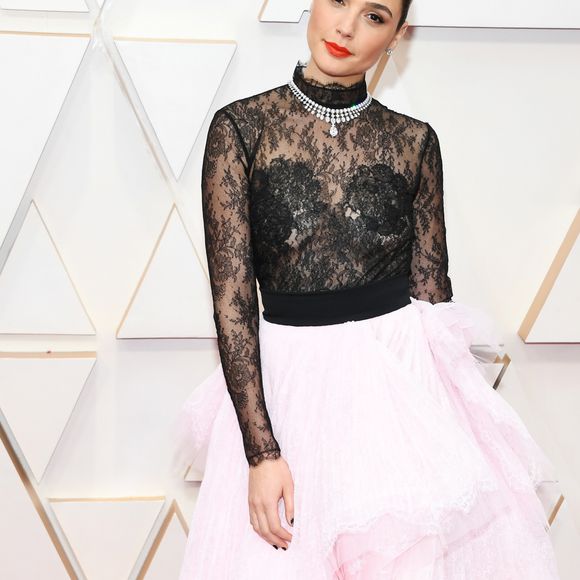 Gal Gadot misturou renda, transparência e saia volumosa num look Givenchy para ir ao Oscar 2020