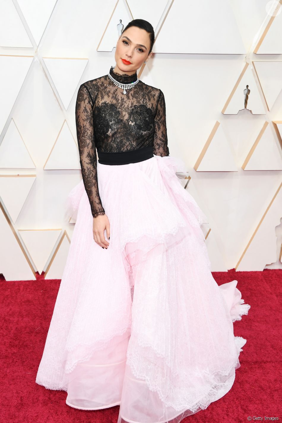 Gal Gadot misturou renda, transparência e saia volumosa num look Givenchy para ir ao Oscar 2020