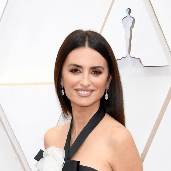 Penélope Cruz escolher um look P&B da Chanel para o Oscar 2020