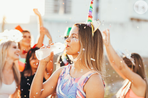 Hidratação no carnaval: água sem gás, com gás, água de coco e aromatizada estão liberados para aliviar os efeitos das bebidas alcoólicas!