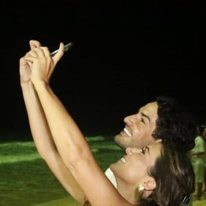 Rebeca Abravanel e Alexandre Pato apareceram juntos em foto romântica na praia