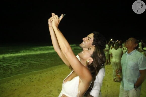 Rebeca Abravanel e Alexandre Pato apareceram juntos em foto romântica na praia