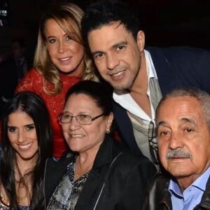 Em foto antiga, Zezé Di Camargo posa com o pai, Seu Francisco, a mãe, Dona Helena, a então mulher, Zilu Godoi, e a filha Camilla Camargo