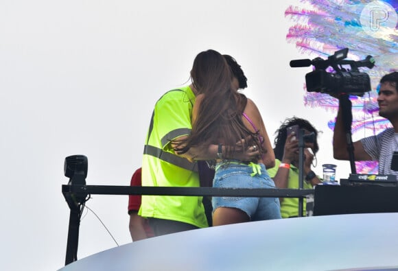 Romana Novais e Alok trocaram beijos antes da apresentação do DJ