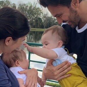 Patricia Abravanel compartilhou encontro do filho caçula, Senor, de 10 meses, com André, de 3 meses, filho mais novo de Renata Abravanel, sua irmã mais nova