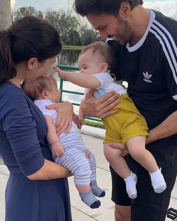 Patricia Abravanel compartilhou encontro do filho caçula, Senor, de 10 meses, com André, de 3 meses, filho mais novo de Renata Abravanel, sua irmã mais nova