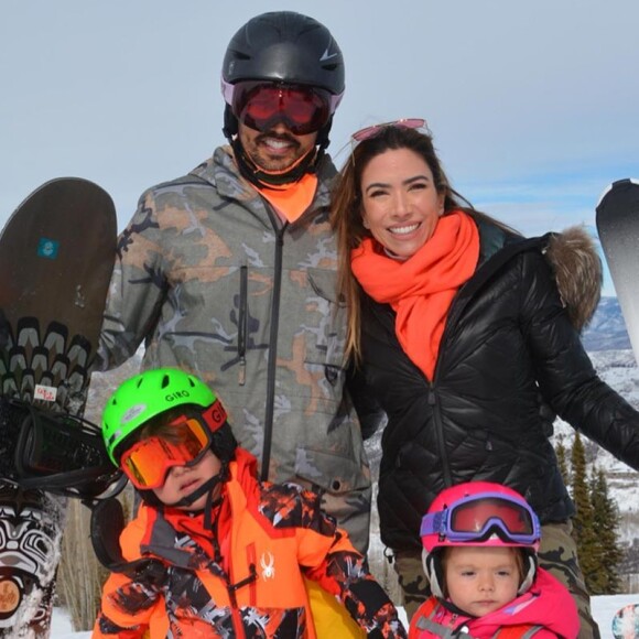 Patricia Abravanel exibiu foto em famíia co m o marido, Fábio Faria, e os filhos mais velhos, Pedro e Jane