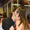 Bruno Mazzeo dá beijão na mulher, Joana Jabace, em prêmio com famosos