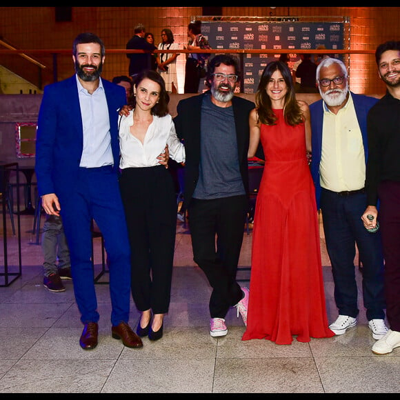 Grupo de famosos se reúnem em premiação APCA (Associação Paulista de Críticos de Artes) em São Paulo, na noite desta segunda-feira, 17 de fevereiro