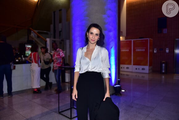 Débora Falabella aposta em look casual chic para premiação em São Paulo