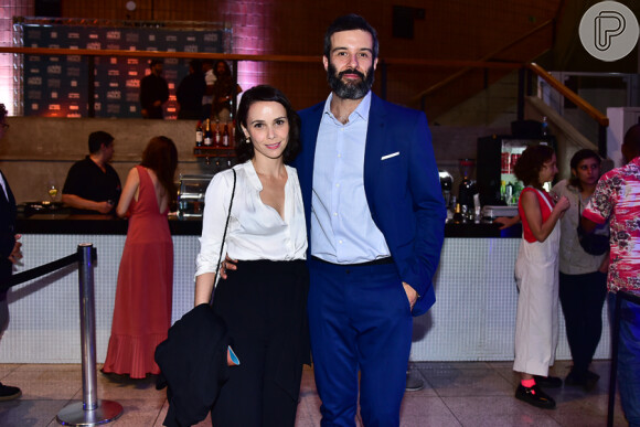 Débora Falabella e Gustavo Vaz vão juntos ao prêmio APCA no Teatro Sérgio Porto, em São Paulo, na noite desta segunda-feira, 17 de fevereiro
