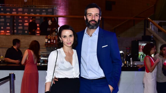Débora Falabella e o namorado, o ator Gustavo Vaz, vão juntos ao prêmio APCA