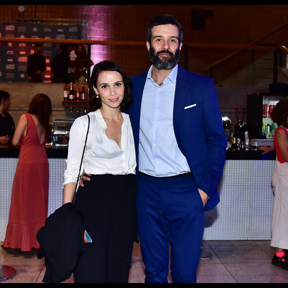 Débora Falabella e Gustavo Vaz vão juntos ao prêmio APCA no Teatro Sérgio Porto, em São Paulo, na noite desta segunda-feira, 17 de fevereiro