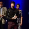 Armando Babaioff representou a novela 'Bom Sucesso' e levou troféu no prêmio APCA. 'Parabéns', comentou Grazi Massafera