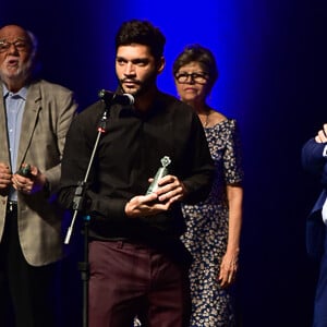 Armando Babaioff representou a novela 'Bom Sucesso' e levou troféu no prêmio APCA. 'Parabéns', comentou Grazi Massafera