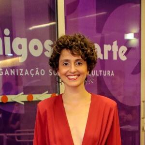 Carol Duarte prestigia o prêmio APCA no Teatro Sérgio Porto, em São Paulo, na noite desta segunda-feira, 17 de fevereiro