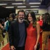 Bruno Mazzeo faz foto com a mulher, Joana Jabace, pelo tapete vermelho do prêmio APCA