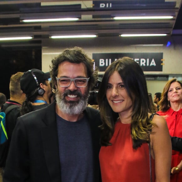 Bruno Mazzeo faz foto com a mulher, Joana Jabace, pelo tapete vermelho do prêmio APCA