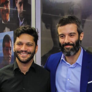 Armando Babaioff faz foto com o namorado de Débora Falabella, Gustavo Vaz, em prêmio