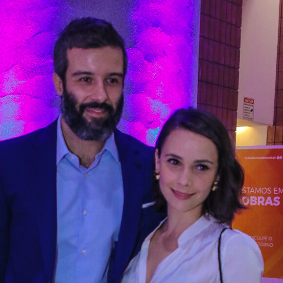 Débora Falabella faz rara aparição com o namorado, Gustavo Vaz, e posam abraçados no prêmio APCA