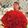 Kevinho presenteia Gabriela Versiani com buquê de rosas vermelhas e tamanho surpreende