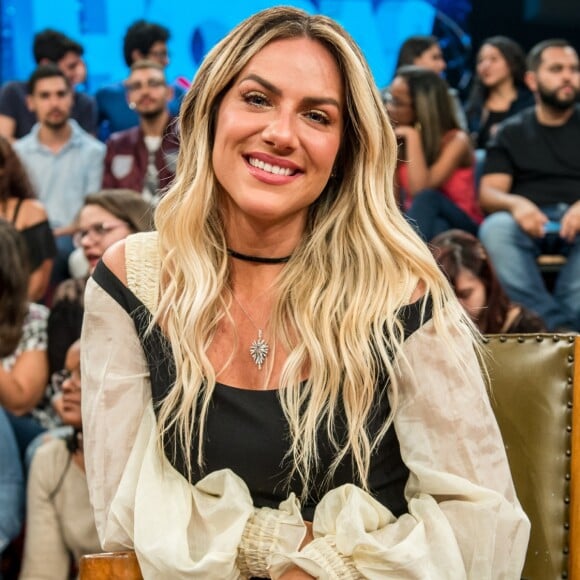 Filho de Giovanna Ewbank e Bruno Gagliasso faz pose para foto e a mãe aponta personalidade parecida com o do pai