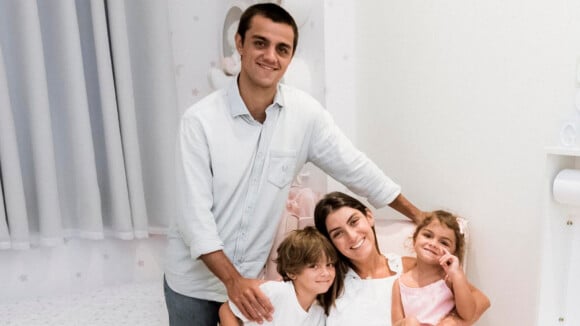 Filha de Felipe Simas divide quarto com irmão caçula: 'Casa com cara da família'