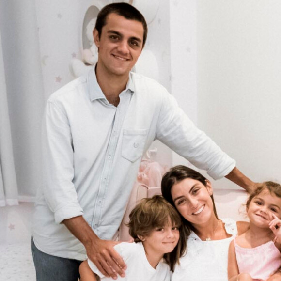 Felipe Simas e Mariana Uhlmann abriram o quarto de Vicente, seu terceiro filho